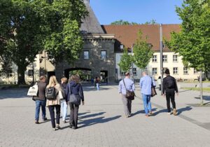 Netzwerkmitglieder im Anmarsch zur Uni Mainz